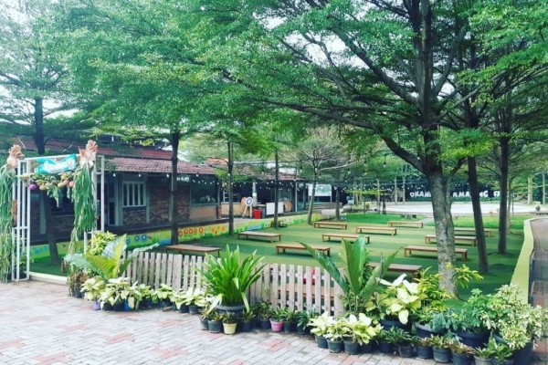 Wisata Edukatif di Depok dan Tangerang, Cocok untuk Keluarga! 2 Gambar Pagar depan D'Kandang Amazing Farm, Godong Ijo, destinasi wisata, destinasi wisata edukatif, wisata edukatif, Dkandang amazing farm, dkandang, kandank jurank doank, depok, tangerang, wisata depok, wisata tangerang,