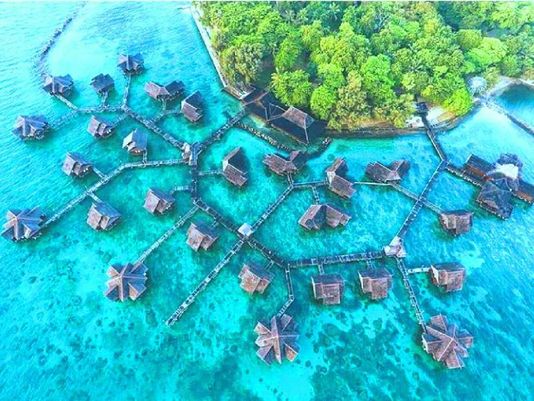 Di pulau Ayer Pulau Seribu terdapat beberapa cottage terapung dari material kayu dengan nuansa etnik pulauayerresort e1566193624167