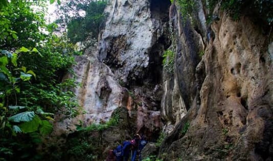 Spot Rock Climbing Seru di Bandung, Ada Apa Aja? 2 Ngetrip, Indonesia, destinasi wisata, paket wisata, liburan, local experience, Panjat tebing, Rock Climbing, Rock climbing di Bandung, Tebing Citatah, Gunung Batu, Goa Pawon, Tebing hawu,