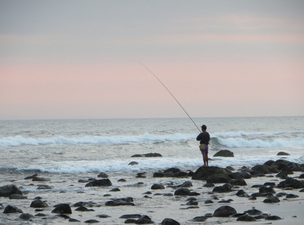 Menikmati 8 Aktivitas Seru Pantai Soka yang Unik di Bali 4 Pantai Soka Mancing
