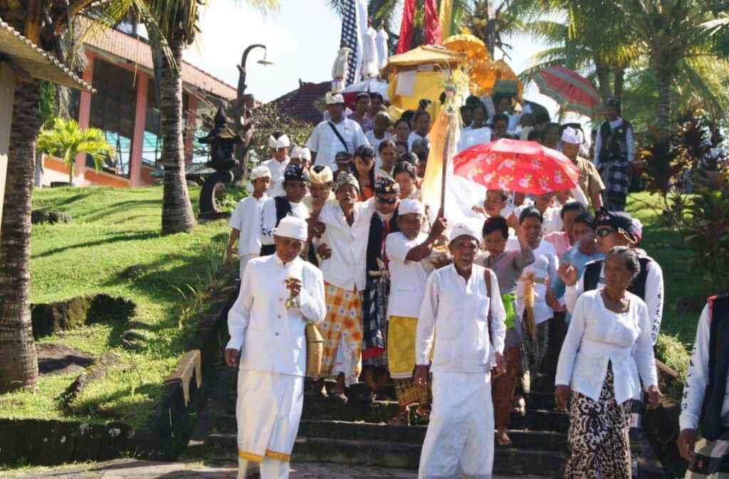 Menikmati 8 Aktivitas Seru Pantai Soka yang Unik di Bali 5 Pantai soka upacara adat