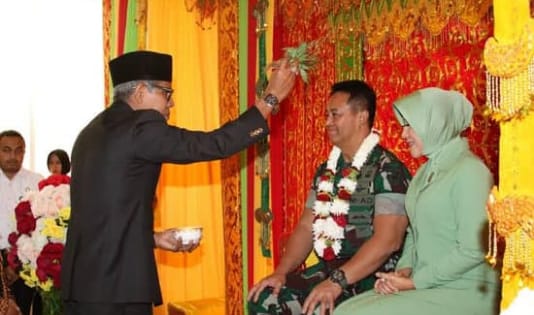 Peusijuek, upacara adat, ngaben, bakar batu, budaya, dahau, kawanjo, menene, peusijuek, siingaan, tedak siten,