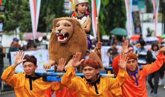 Pertunjukan Sisingaan, upacara adat, ngaben, bakar batu, budaya, dahau, kawanjo, menene, peusijuek, siingaan, tedak siten,
