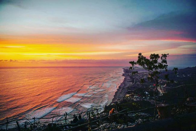 Menikmati 8 Aktivitas Seru Pantai Soka yang Unik di Bali 1 Sunset Pantai Soka