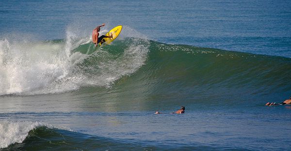 Menikmati 8 Aktivitas Seru Pantai Soka yang Unik di Bali 2 Surfing Bali