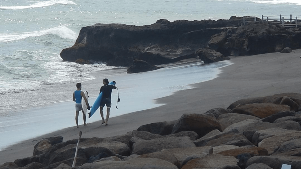 10 Pantai Pasir Hitam Nan Eksotis di Bali 10 Pantai Pasir Hitam Nan Eksotis di Bali