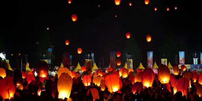 Lampion Hingga Doa, Inilah 5 Tradisi Perayaan Tahun Baru di Indonesia 5 Lampion tahun baru