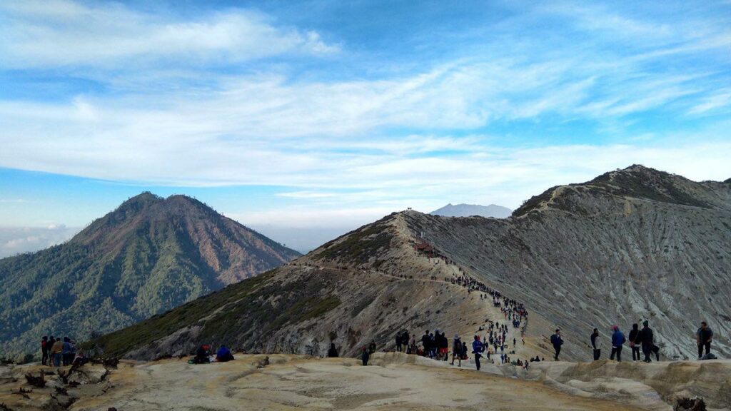 Catat! 5 Kawah Indah di Indonesia Ini Bisa Jadi Trip Seru Akhir Tahun Kawah terindah di Indonesia