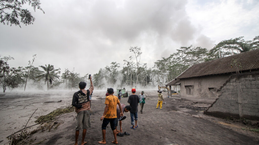 8 Erupsi Gunung Terdahsyat di Indonesia Erupsi Semeru