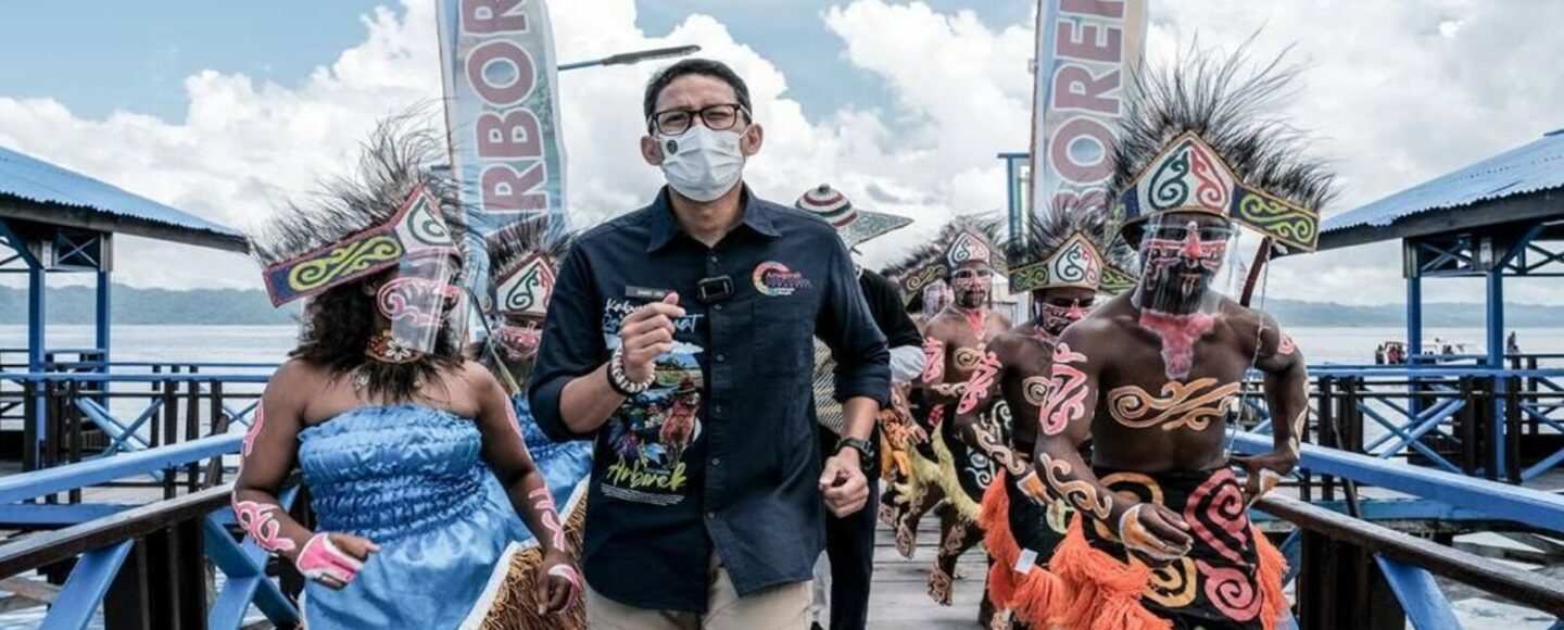 Sandiaga Uno Kena Curhat Mamak-Mamak Pengrajin Noken Desa Arborek Raja Ampat Sandiaga Uno
