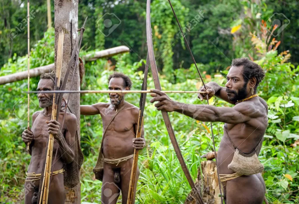 Masyarakat ada Korowai sedang berburu.