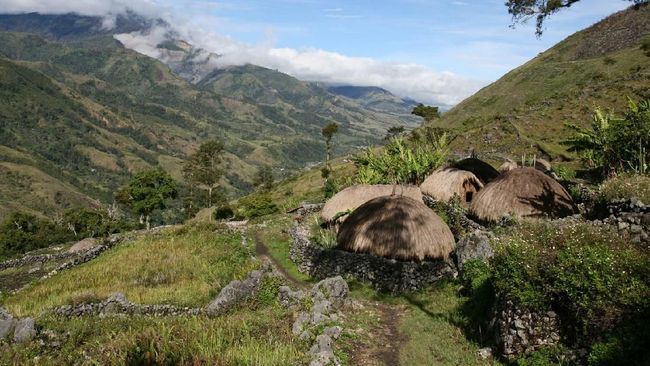 Napul Hill merupakan salah satu tempat paling keren untuk melihat keindahan alam Lembah Baliem.