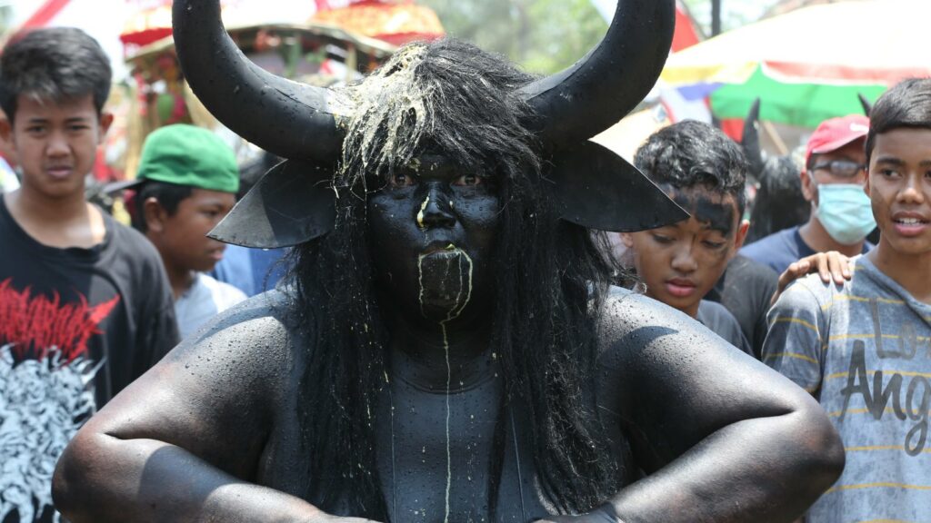 Tradisi Unik Sekaligus Menyeramkan yang Ada di Indonesia Tradisi Unik Sekaligus Menyeramkan yang Ada di Indonesia