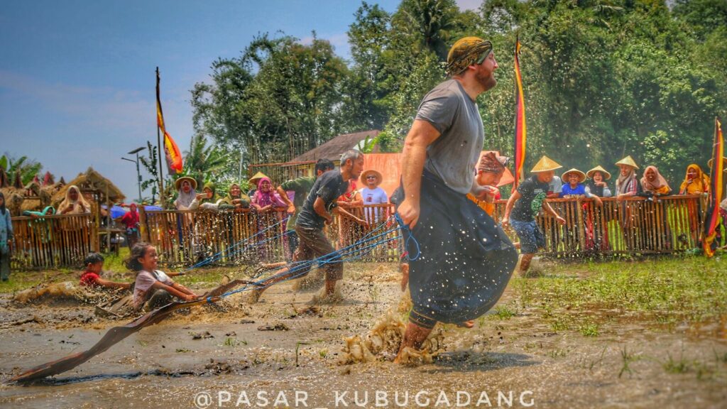 . Tubing Pulau Jambu ini menyuguhkan pemandangan indah sepanjang sungai.