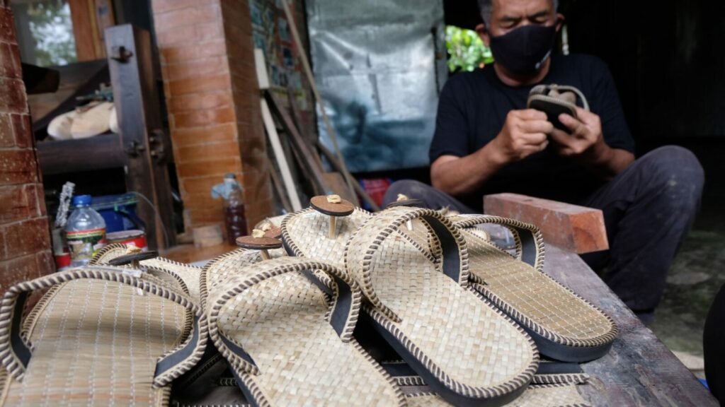 Sandal Khusus Bagi Wisatawan Borobudur Sandal Khusus Bagi Wisatawan Borobudur