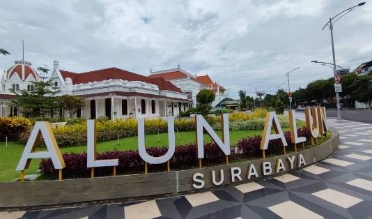 alun-alun surabaya, 