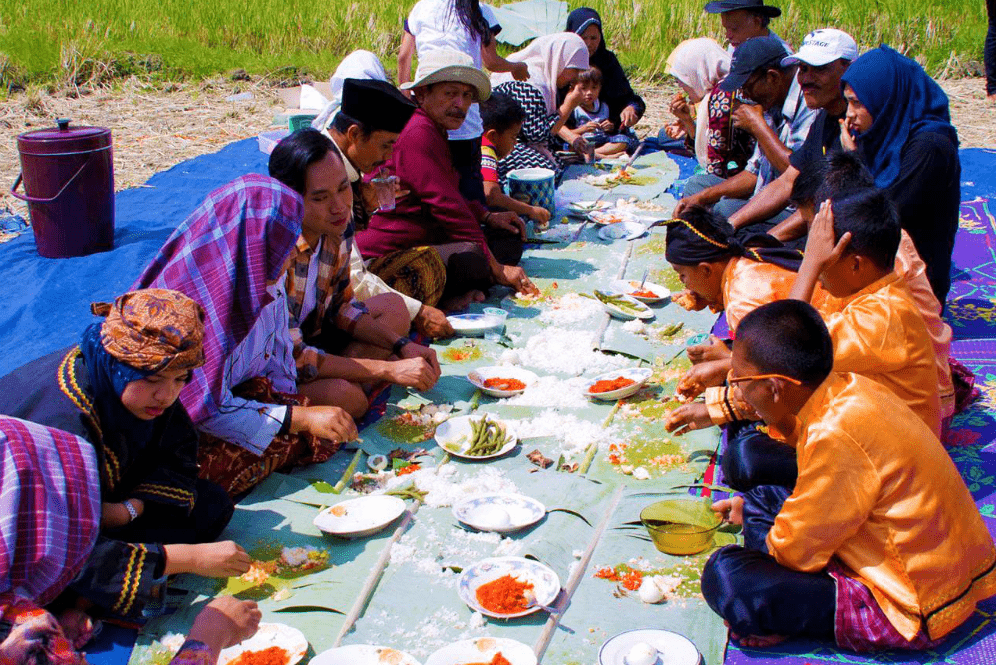 Mencicip Nasi Kabaka, Makanan Khas Kubu Gadang 4 nasi baka, nasi kabaka, kubu gadang, padang panjang, kawanjo, makanan khas, makan baradaik, desa wisata,