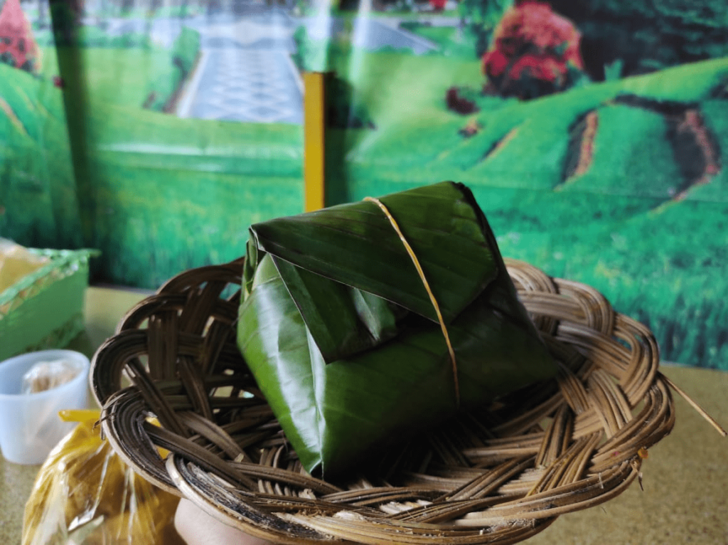 Mencicip Nasi Kabaka, Makanan Khas Kubu Gadang 1 nasi baka, nasi kabaka, kubu gadang, padang panjang, kawanjo, makanan khas, makan baradaik, desa wisata,