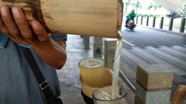 Mengenal Air Nira, Bahan Baku Khas Kampung Lahang 1 air nira, aren, pohon kawung, suku sunda, air lahang, kampung lahang, sukabumi, kawanjo, paket wisata, gula aren,