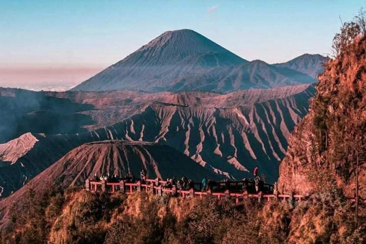 Anti Telat Nikmati Sunrise, Simak Rekomendasi Tempat Camping di Bromo yang Menarik 1 BukitKingkong2CSpotTerbaikMelihatSunrisediGunungBromo
