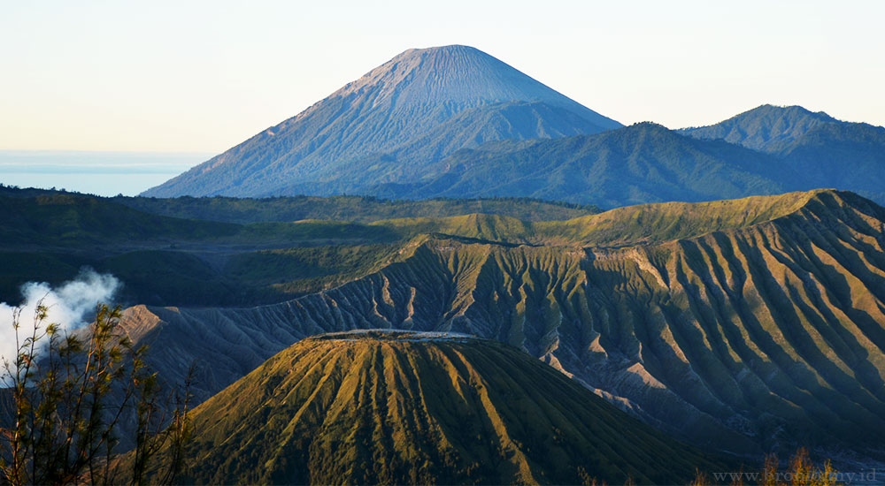 Anti Telat Nikmati Sunrise, Simak Rekomendasi Tempat Camping di Bromo yang Menarik 3 bukit mentigen sunrise bromo 2 sumber bromo.my .id 1