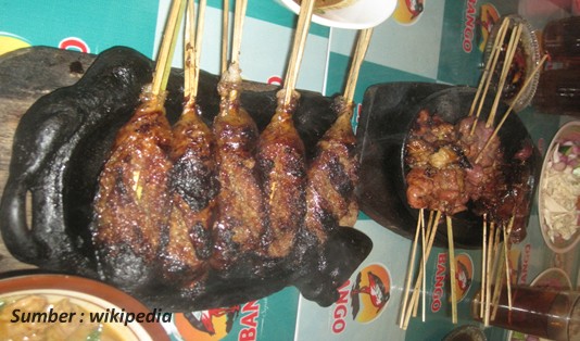 makan khas jawa tengah sate buntel
