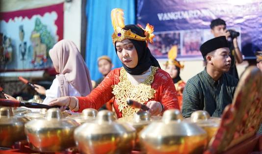 Mengenal dan Bermain Alat Musik Tradisional Karawitan di Desa Wisata Kandri 2 bonang, kandri