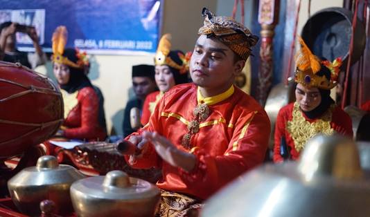 Mengenal dan Bermain Alat Musik Tradisional Karawitan di Desa Wisata Kandri 6 kenong