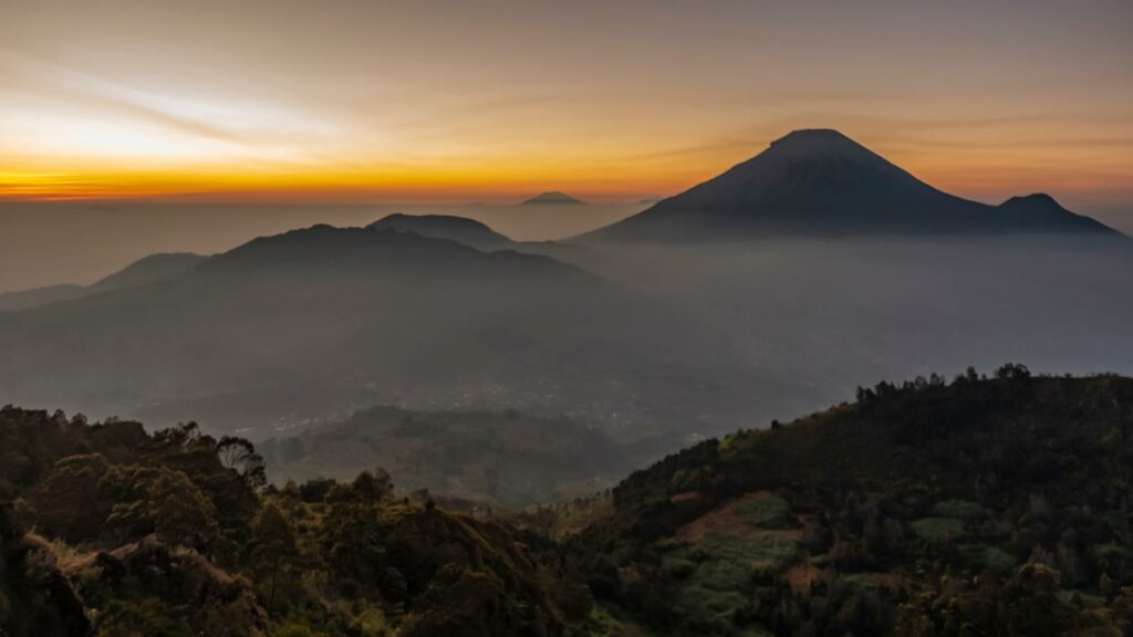 Hunting Sunrise di Dataran Tinggi Dieng, Pengalaman Seru Cuma Tujuh Ratusan Ribu Hunting Sunrise di Dataran Tinggi Dieng, Pengalaman Seru Cuma Tujuh Ratusan Ribu