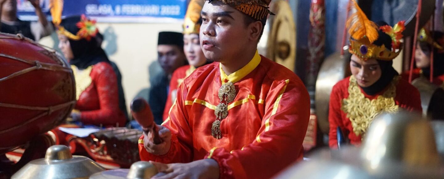Mengenal dan Bermain Alat Musik Tradisional Karawitan di Desa Wisata Kandri Mengenal dan Bermain Alat Musik Tradisional Karawitan di Desa Wisata Kandri