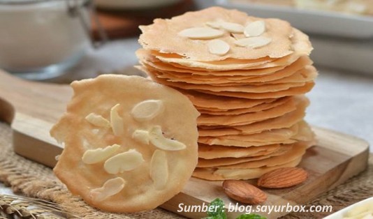 Oleh Oleh Khas Surabaya Almond Crispy