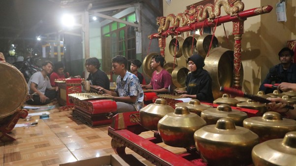Mengenal dan Bermain Alat Musik Tradisional Karawitan di Desa Wisata Kandri 1 Picture2