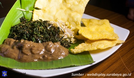 kuliner Surabaya Sambal Kacang pecel pincuk semanggi