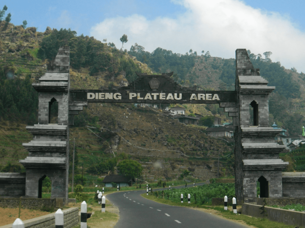 dieng plateau, paket wisata, kawanjo, pigijo, dataran tinggi dieng, open trip,