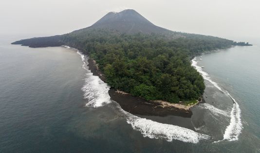 Wajib Dijelajahi, Paket Wisata Anak Gunung Krakatau dan Pulau Sebesi! Wajib Dijelajahi, Paket Wisata Anak Gunung Krakatau dan Pulau Sebesi!