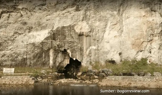 Area panjat tebing di gunung kapur Klapanunggal
