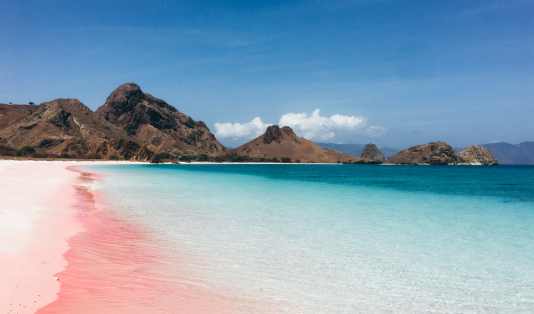 pantai pink, labuan bajo,