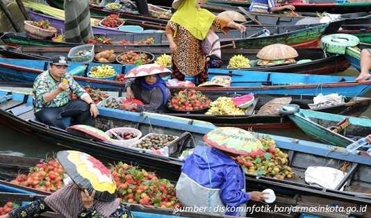 Makan di Atas Jukung