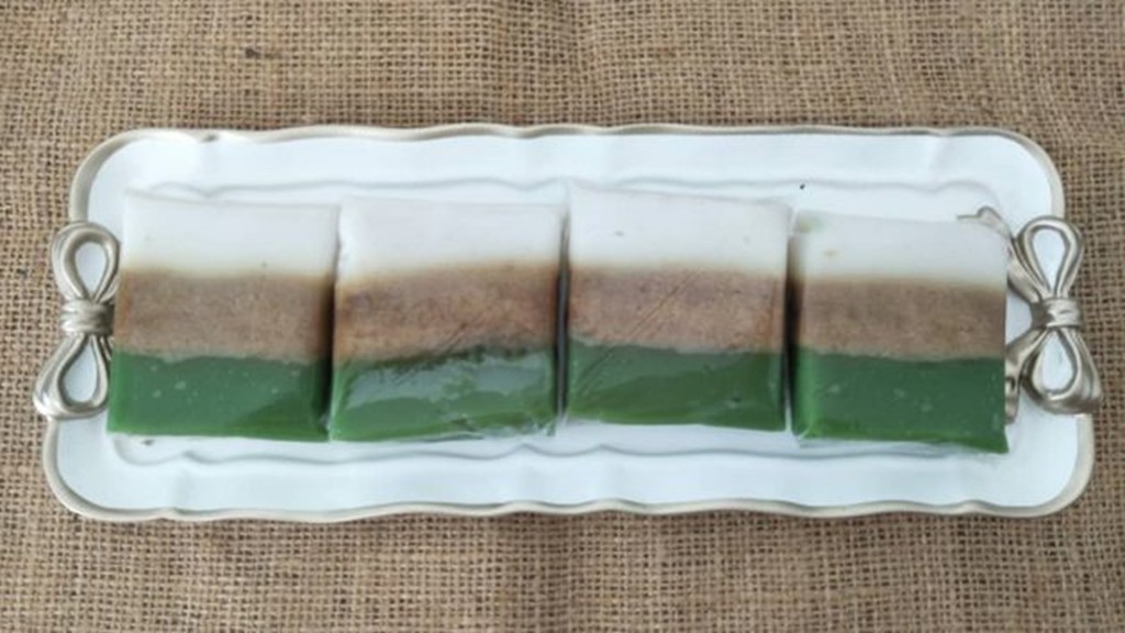 Kue Khas Banjarmasin yang Dijual di Pasar Terapung