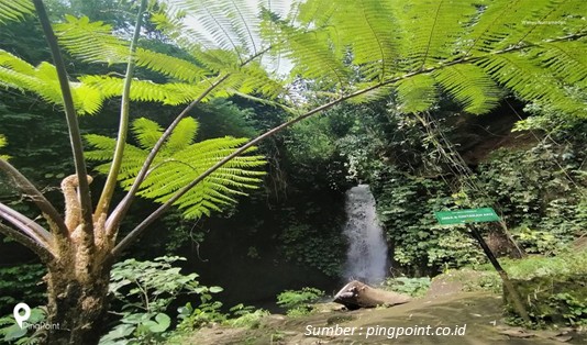ngopi dekat air terjun malang