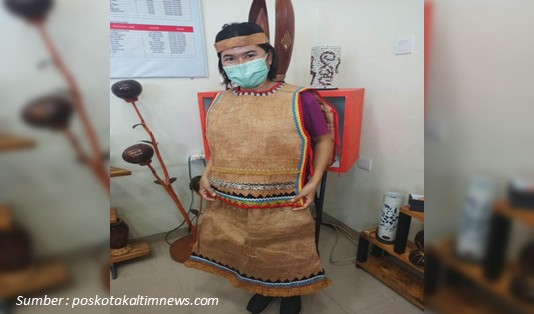 Tak Ada Ruginya Beli Oleh-oleh Kerajinan Tangan Khas Berau yang Mempesona 6 Baju dari kulit kayu kaltim