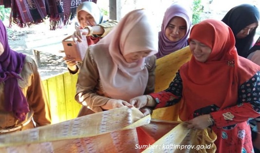 Tak Ada Ruginya Beli Oleh-oleh Kerajinan Tangan Khas Berau yang Mempesona 2 Kain tenun Berau
