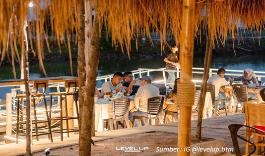 Level Up Floating Bar - Forest Café