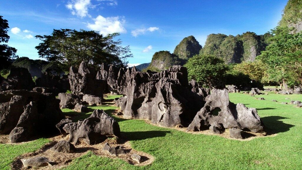 Riang Bertualang di Taman Arkeologi Leang-Leang Maros