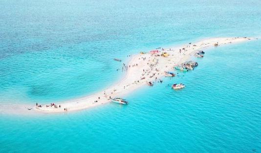 Temukan Perairan Menawan dalam Paket Wisata Derawan Via Berau di Pigijo 2 Pulau derawan