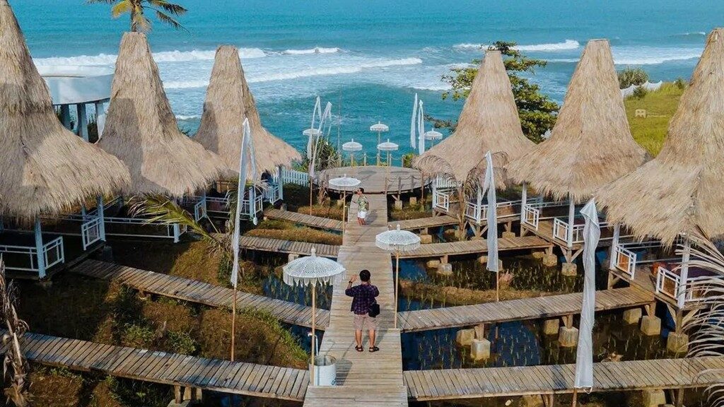 5 Aktivitas di Pantai Karang Potong Cianjur Selatan Rasa Santorini