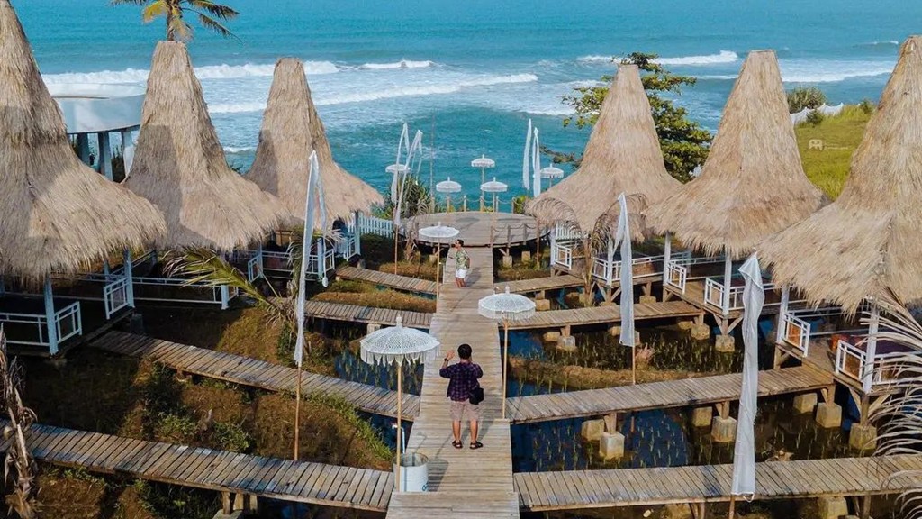 5 Aktivitas di Pantai Karang Potong Cianjur Selatan Rasa Santorini