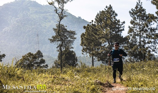 berlari sambil mendaki gunung pastilah bukan perkara mudah