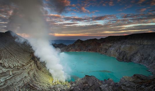 Bak Savana Afrika, 5 Alasan ke Taman Nasional Baluran! 6 Danau Belerang Kawah Ijen, Kawah Ijen, Banyuwangi, Jawa Timur