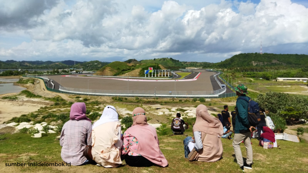 jelajah lombok, bandara lombok, desa tenun sukarara, desa adat sade, pantai mawun, pantai kuta mandalika, bukit seger, sirkuit mandalika, pantai tanjung aan, bukit merese, teluk nare, bukit malimbu, bukit setangi, gili trawangan, kain tenun sasak lombok,